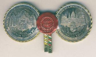 DN Magyar-vatikáni érempár fakeretes + zománcos montírozásban, számozott ffém emlékérem. Szign. Bozó T:PP Eredeti dísztokban! R!