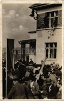 1938 Ipolyság, Sahy; bevonulás, magyar zászlók / entry of the Hungarian troops, flags (Rb)