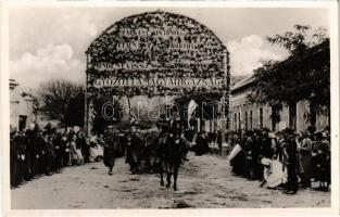 1938 Párkány, Stúrovo; bevonulás, "Éljen Horthy! Mindent vissza! Győzött Magyarország!" díszkapu, magyar zászló / entry of the Hungarian troops, decorated gate, Hungarian flag