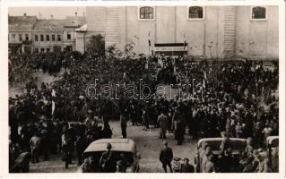 1938 Rimaszombat, Rimavská Sobota; bevonulás. Magyar zászló "Hittünk egy hazában" felirattal a templom oldalán / entry of the Hungarian troops, Hungarian flag on the church wall