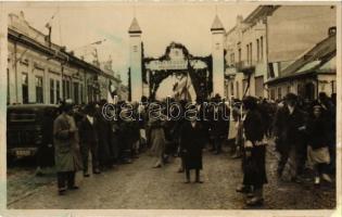 1938 Tiszaújlak, Vulok, Vilok, Vylok; bevonulás, díszkapu, városház / entry of the Hungarian troops, town hall, decorated gate. photo (r)