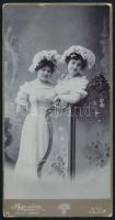 cca 1900-1910 Fiatal hölgyek divatfotója, Papp utóda Gluck József győri műterméből, a kartonon kis kopásnyomokkal, 21x11 cm