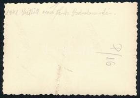 1941 Szétlőtt orosz tank, hátoldalon feliratozott fotó, felületén törésnyom, 5,5×8 cm