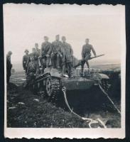 cca 1940-1945 Katonák tank tetején, fotó, 6,5×5,5 cm