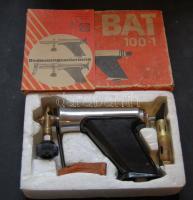 Régi NDK gyártmányú BAT 100-1 típusú pisztoly alakú benzin lámpa, üzemképes és hiánytalan állapotban, eredeti dobozában, leírással