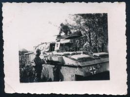 cca 1940-1944 Magyar katonák kilőtt német Panzer III harckocsit vizsgálnak, hátoldalán feliratozott fotó, 7,5x6 cm / Hungarian soldiers examining destroyed German Panzer III tank, photo