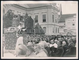 1938 A Szent Jobb Veszprémben, vitéz Mészáros István pecséttel jelzett fotója, 18×24 cm