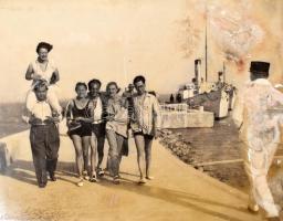 kb 100 db érdekes fotó: színészek, városképek, sok pecséttel jelzett, pincéből mentve, nagyrészt ros...