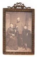 Antik üvegezett, kitámasztható rézkeret, kissé sérült, 1890-1900 körüli keményhátú családi fotóval Letzter kassai műterméből, körbevágva, 13×9 cm