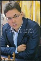 Lékó Péter (1979-) sakk nagymester aláírása fotón