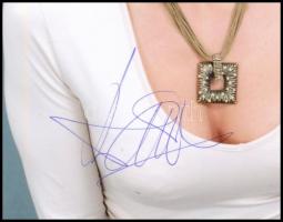 Szandi énekesnő aláírása az őt ábrázoló fotón