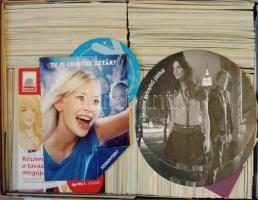 Közel 1100db reklám lap cipősdobozban, több egyformával