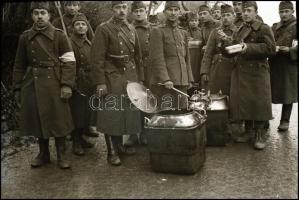 II. világháborús katonai negatívok vegyes méretben, 12 db