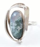 Ezüst (Ag) ékszergarnitúra, (gyűrű m:62, nyakék medállal, fülbevaló) mohaacháttal ékítve, jelzett, b...