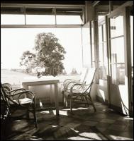 Régi lakásbelsők, bútorok, 8 db fotónegatív, 6×6 cm