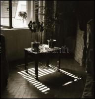 Régi lakásbelsők, bútorok, 8 db fotónegatív, 6×6 cm