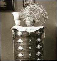 Régi lakásbelsők, bútorok, 8 db fotónegatív, 6×6 cm