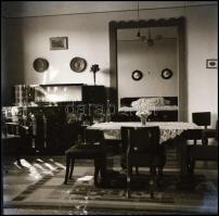 Régi lakásbelsők, bútorok, 8 db fotónegatív, 6×6 cm