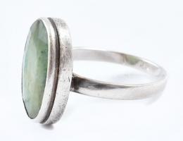 Ezüst (Ag) gyökérsmaragddal ékített gyűrű, m: 62, bruttó: 6g