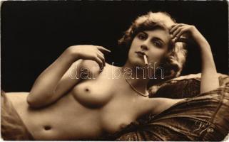 Meztelen cigarettázó erotikus hölgy / Erotic nude lady smoking a cigarette. Léo 83. (non PC) (EK)