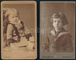 cca 1900 Gyerekfotók, 2 db keményhátú portré Schiller Mór ruttkai és Kozmata Ferenc budapesti műterméből, 2 db, 10,5×6,5 cm