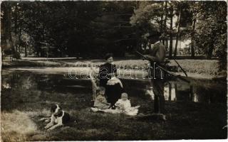 1911 Klopódia, Clopodia; vadász a családjával és kutyájával / hunter with his family and dog. A. Weiser photo (Rb)