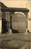 Ditró, Gyergyóditró, Ditrau; Székely kapu (építette Mezey Tamás 1934-ben) / Transylvanian wood carving entry gate. photo (Rb)