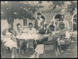 cca 1930 Társaság egy kültéri vendéglőben, fotó, 18×24 cm