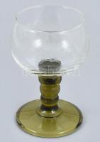 6 db talpas borospohár, csiszolt, metszett szőlős mintával. Formába öntött, anyagában színezett üveg...