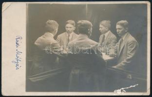 cca 1900-1910 Önmagával szemben ülő férfi, vintage Ping-Pang szabadalommal készített trükkfotó, fotó, rajta: Rádi Mátyás, kopásnyommal, a sarkain törésnyomokkal, 9x14 cm