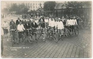 1927 Budapest XXI. Csepel, Árpád Kerékpárkör a Templom téren szeptember 4-én, biciklisták készülnek a Budapest-Vác-Gödöllő-Budapest túraversenyhez, sport. photo (fl)