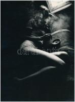 A cigarettázó, enyhén erotikus művészfotó negatívval, azonosítatlan fotóművész munkája, körbevágottak, 27x20 cm, 30x23 cm