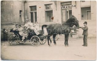 Veszprém (?), Uradalmi kastély pavilonja, lovas hintó. Kollár A. fényképész, photo