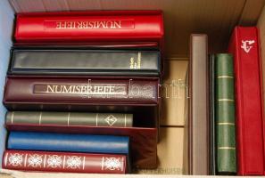 Nagy kellék-tétel, benne 25db album, közte sok gyűrűs berakó, benne pár db albumlappal, többsége üre...