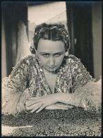 cca 1930-1940 Hölgy csillogó ruhában, ékszerekkel, fotó, sarkán kis törésnyom, 23,5×17,5 cm