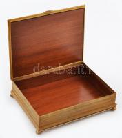 Régi díszes réd doboz, diófa belsővel, tetején tűgobelin, üveggel védve. Egyik csavarható gömblába, ...