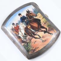 Ezüst (Ag/900) Cigaretta szelence, zsanéros nyomógombos nyitódású lekerekített sarkú, előlapján festett zománcozott lovagló jelenet ábrázolás, hátoldalán véset: WEICHNACHTEN 1915 és vésett autogramok. bruttó: 118 g, méret: 9×7,5 cm / Silver cigarette box with enameled horse riding scene, with inscription WEICHNACHTEN 1915