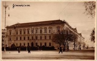 Szeged, Dugonics András Piarista Gimnázium, mellette felállványozott épület, építkezés. photo