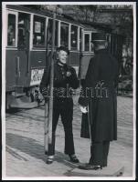 cca 1930-1940 Szendrő István (1908-2000): Kéményseprőnő rendőrrel, pecséttel jelzett fotó, 24×18 cm
