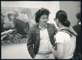 1986 Esterházy Péter Vető Jánossal kiállításmegnyitón (Idézőjelben c. kiállítás) Székesfehérváron, hátoldalon feliratozott fotó, 13×18 cm