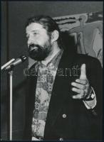cca 1980-1990 Wahorn András beszédet mond kiállítása megnyitóján Székesfehérváron, fotó, 18×13 cm