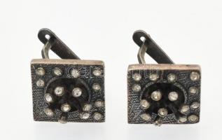 Ezüst(Ag) szögletes fülbevalópár strasszokkal, jelzett, 1,5×1,5 cm, bruttó: 6,3 g