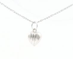 Ezüst(Ag) figaro nyaklánc, szív medállal, jelzett, h: 58 cm, nettó: 2,2 g