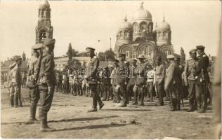 Szerb hadsereg, katonák kitüntetés osztás közben / Serbian Army, medal distribution. photo