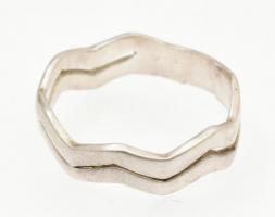 Ezüst(Ag) hullámos gyűrű, jelzett, méret: 64, nettó: 3,8 g