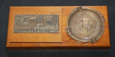 Fából és bronzból készült asztali dohányzó készlet a csepelművek Hiteka nevezetű leányvállalatától, 23x10cm-es méretben