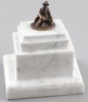 Márvány levélnehezék, asztali dísz, kis bronz szoborral. 12 cm