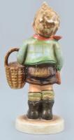 Hummel/Goebel kisfiú kosárral, kézzel festett fajansz, jelzett, hibátlan, m: 13,5cm