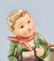 Hummel/Goebel kisfiú kosárral, kézzel festett fajansz, jelzett, hibátlan, m: 13,5cm