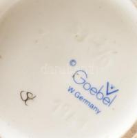 Hummel/Goebel kisfiú kosárral, kézzel festett fajansz, jelzett, hibátlan, m: 13,5cm